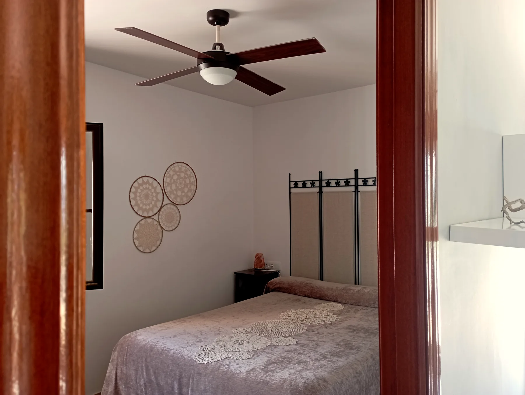 Dormitorio con cama de matrimonio y ventilador de techo