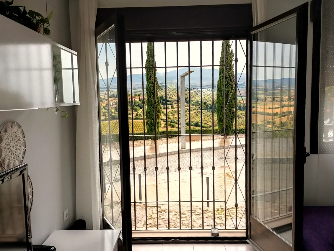 Vistas al Mar de Olivos y al valle desde el ventanal del apartamento