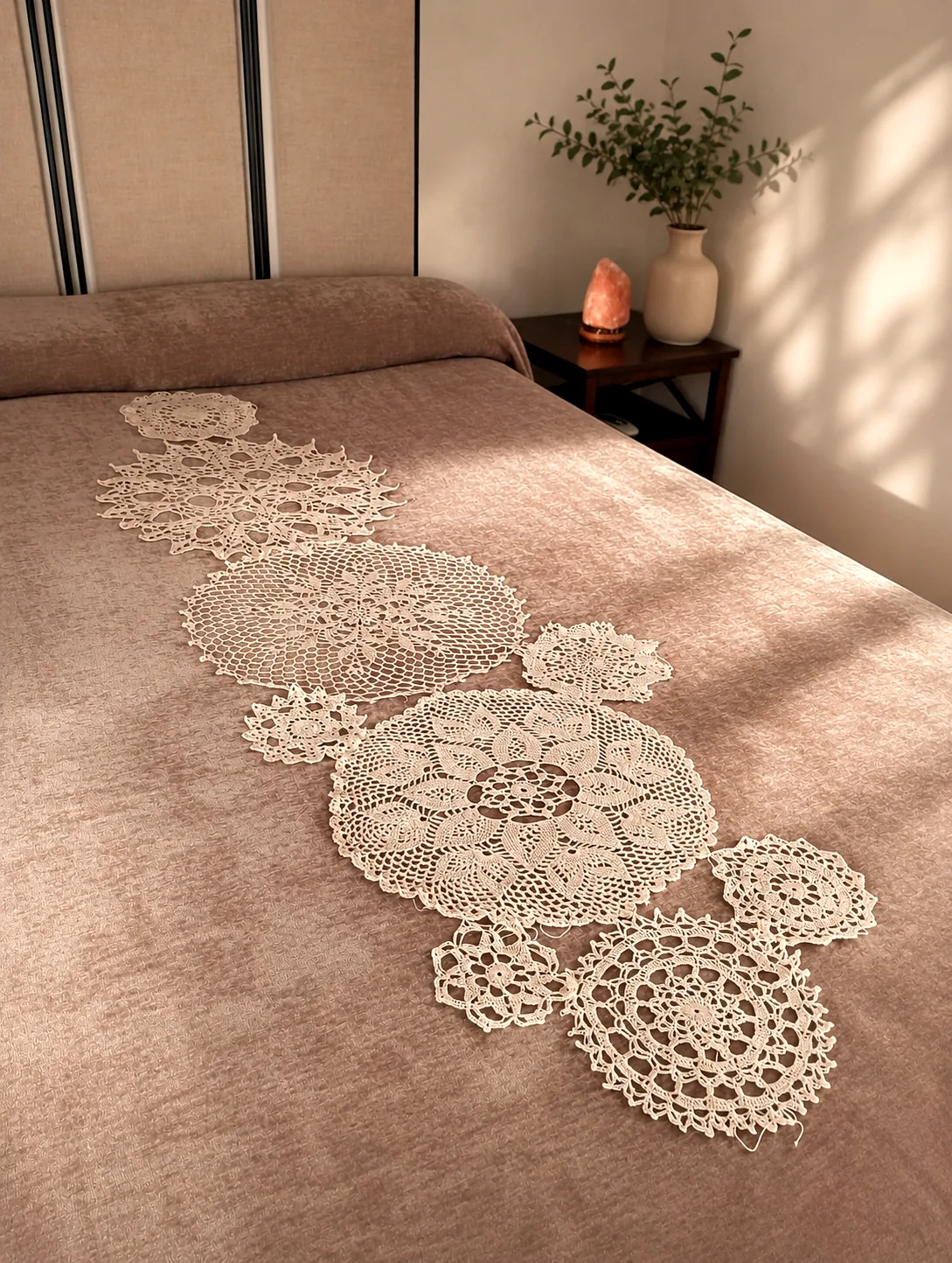 Detalle de la ropa de cama con encajes artesanales