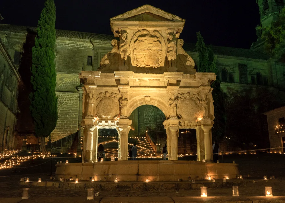 Fuente de Santa María iluminada con velas durante la Noche de las Velas en Baeza