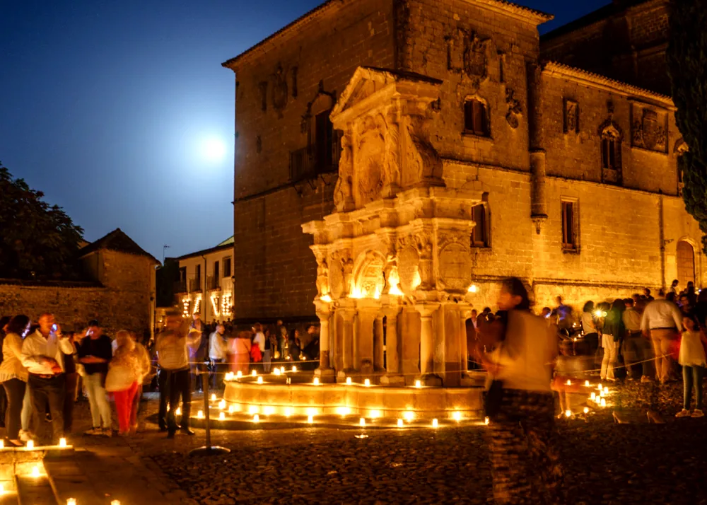 Fuente de Santa María de noche con la luna llena, Noche de las Velas en Baeza
