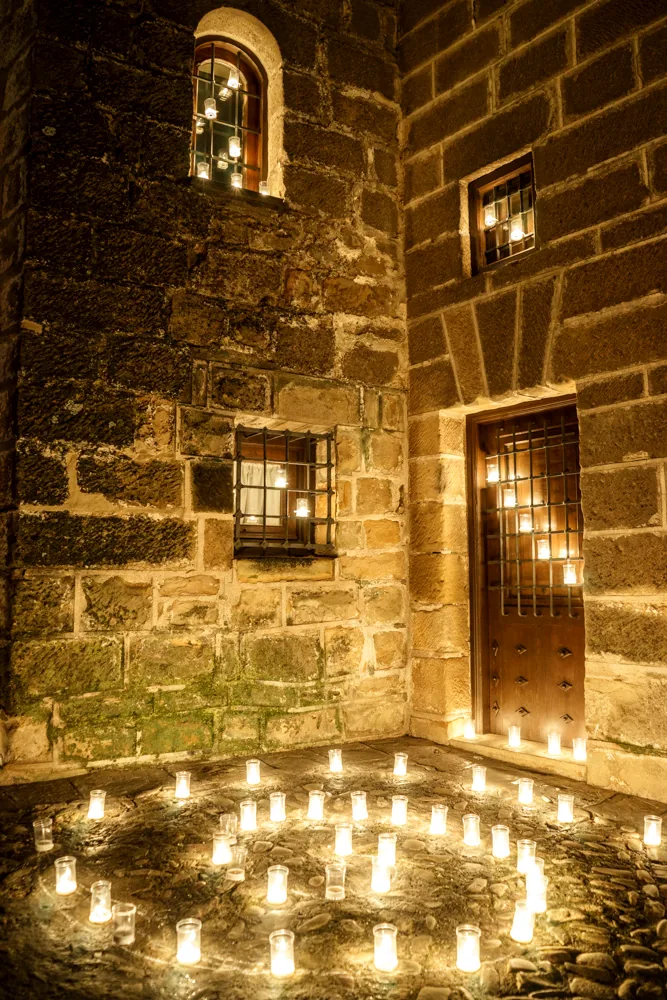 Velas dispuestas en espiral en un patio del casco histórico de Baeza